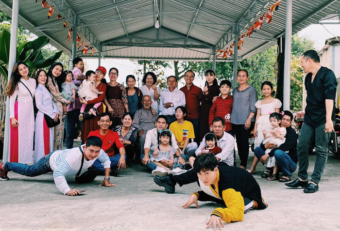 Mọi năm Ali Hoàng Dương đều về quê ăn Tết cùng đại gia đình, nam ca sĩ tạo dáng 'lầy lội' khiến cư dân mạng 'cười ngất'.
