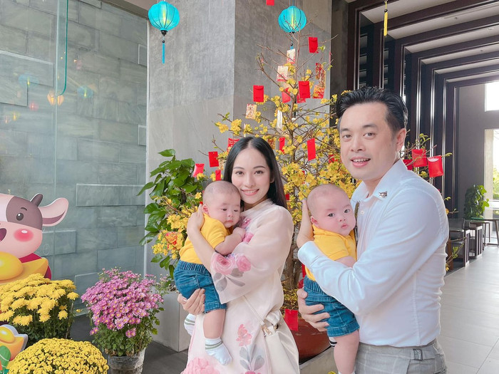 Năm nay gia đình Dương Khắc Linh - Sara Lưu đón Tết lớn với cặp song sinh kháu khỉnh.