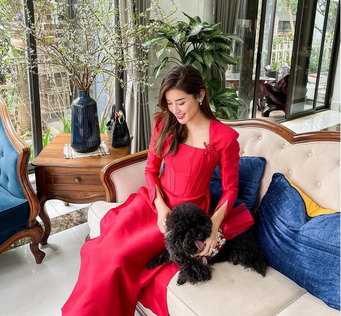 Á hậu Huyền My cũng chọn cho mình dáng áo dài cách tân màu đỏ khoe nét đẹp dịu dàng 