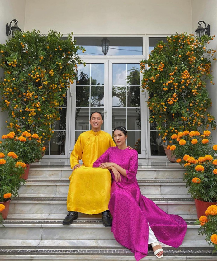 Còn riêng Tăng Thanh Hà thì dịu dàng, e ấp trong bộ ái dài tím bên cạnh anh chồng 