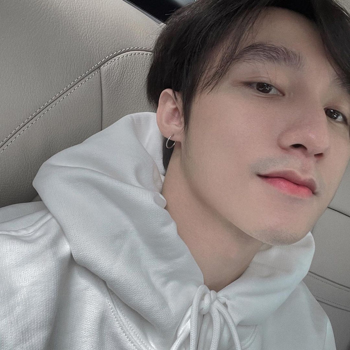 Fan chú ý bức ảnh chụp cận mặt vì Sơn Tùng có hơi khác với hình ảnh 'mài râu nhẵn nhụi' thường thấy.