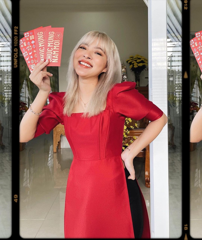 Tú Hảo hào hứng, duyên dáng với sắc đỏ rực rỡ, nhẹ nhàng. 