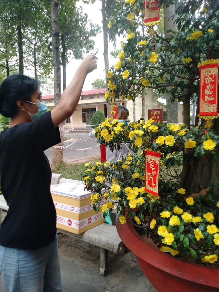 Các sinh viên trang trí cây cảnh trong thời gian cách ly để không khí Tết gần gũi hơn