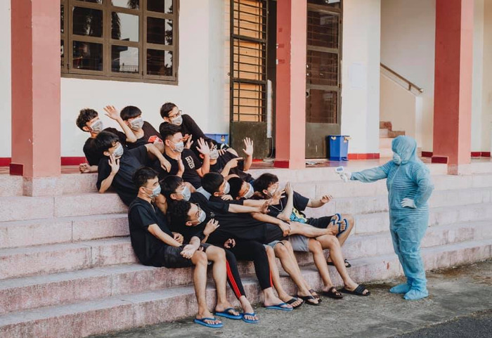 Tranh thủ thời gian cách ly, các bạn sinh viên lưu lại những bức ảnh đẹp cùng với cán bộ y tế
