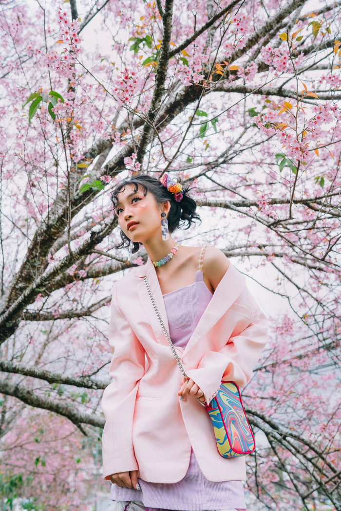 Ngồi không cũng dính đạn: Phí Phương Anh bị 'cà khịa' tan tành dưới MV mới của Juky San Ảnh 10