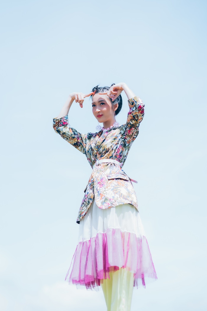 Ngồi không cũng dính đạn: Phí Phương Anh bị 'cà khịa' tan tành dưới MV mới của Juky San Ảnh 4