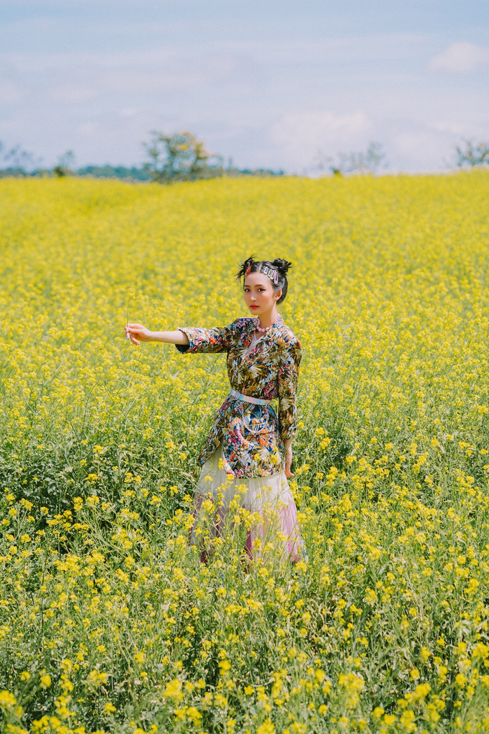 Ngồi không cũng dính đạn: Phí Phương Anh bị 'cà khịa' tan tành dưới MV mới của Juky San Ảnh 11