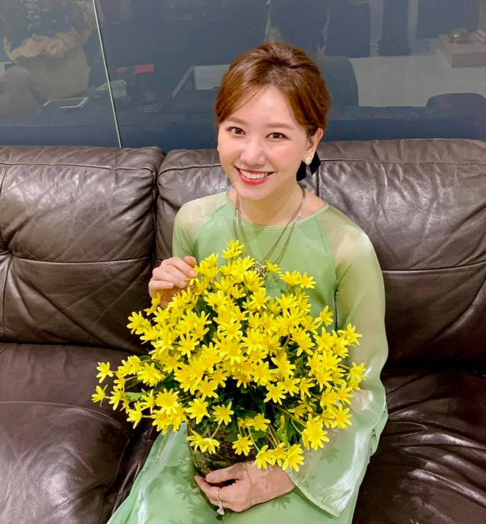 Dưới ống kính của mẹ chồng, Hari Won không chỉ xinh đẹp mà còn tràn ngập sự hạnh phúc