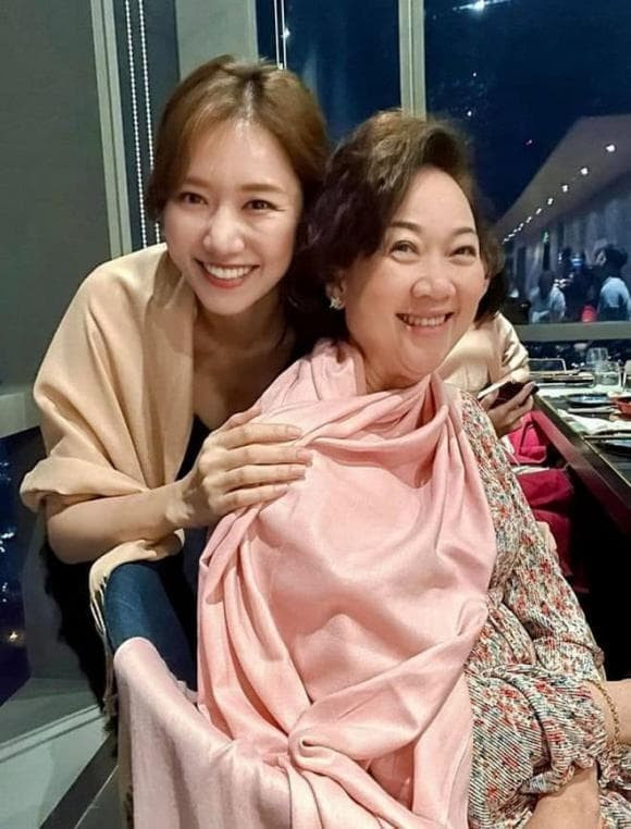 Thậm chí, nhiều người còn nhận xét Hari Won rất có nét giống mẹ Trấn Thành.