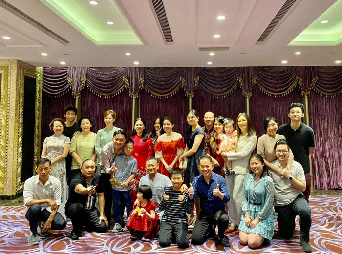 Vợ chồng Trấn Thành - Hari Won đã cùng tụ họp bên những người thân trong gia đình trong ngày đầu năm mới