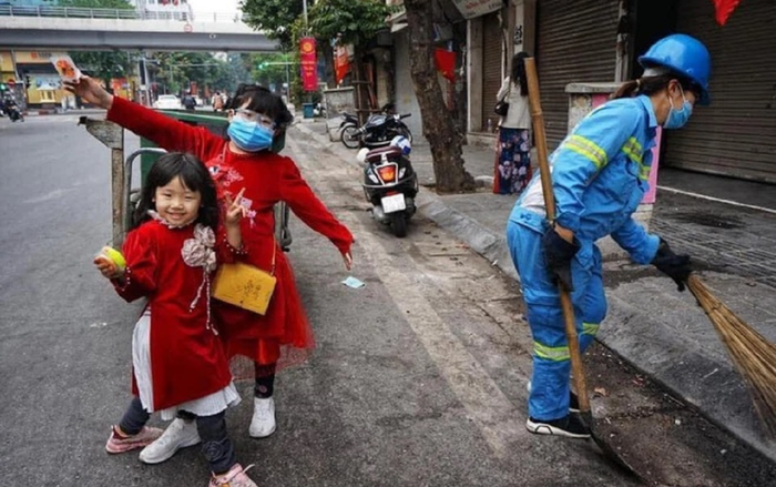 Xúc động hình ảnh 2 bé gái mặc áo dài với gương mặt đong đầy hạnh phúc cùng mẹ đi làm ngày mùng 1 Tết Ảnh 2