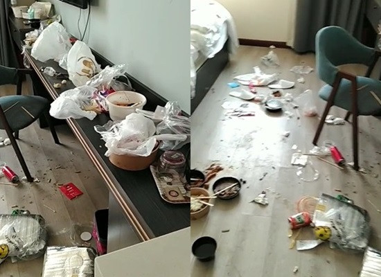 Căn phòng ngập rác từ trên bàn cho tới dưới sàn. 