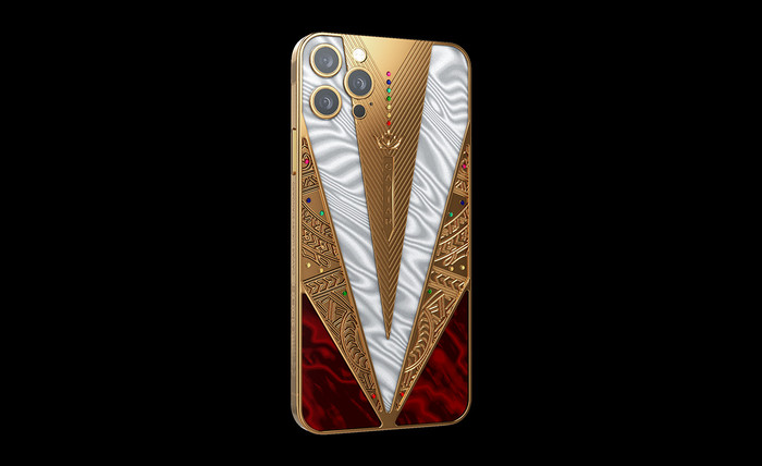 iPhone 12 Pro Rajan có mặt lưng là sự kết hợp giữa vàng nguyên chất lấp lánh và vật liệu composite màu đỏ và trắng sáng - màu sắc được ưa chuộng ở Ấn Độ thời cổ đại! Trên mặt lưng còn có sự xuất hiện của những viên đá quý nhiều màu sắc. Màu sắc của những viên đá quý này cũng không phải được chọn ngẫu nhiên mà đây là màu của 7 luân xa trên cơ thể một người.