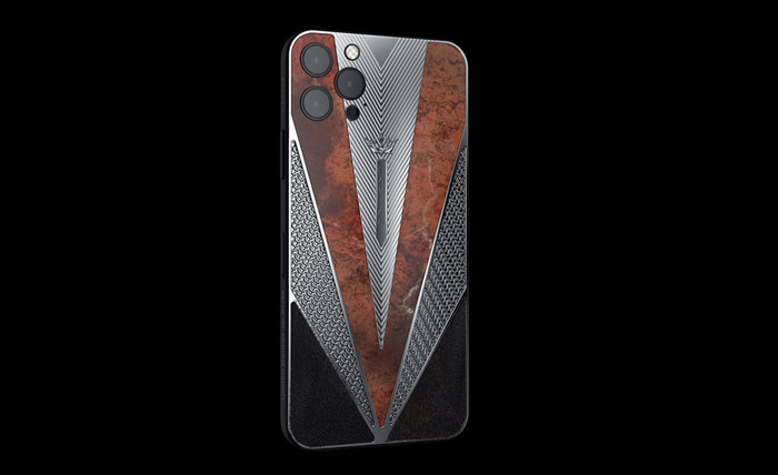 iPhone 12 Pro Viking có phần vỏ titan bền chắc thể hiện sức mạnh và lòng dũng cảm của các chiến binh thời xưa. Các chi tiết bằng đá màu cam tạo nên sự hài hòa, sẽ làm hài lòng gu thẩm mỹ của những khách hàng khó tính nhất.