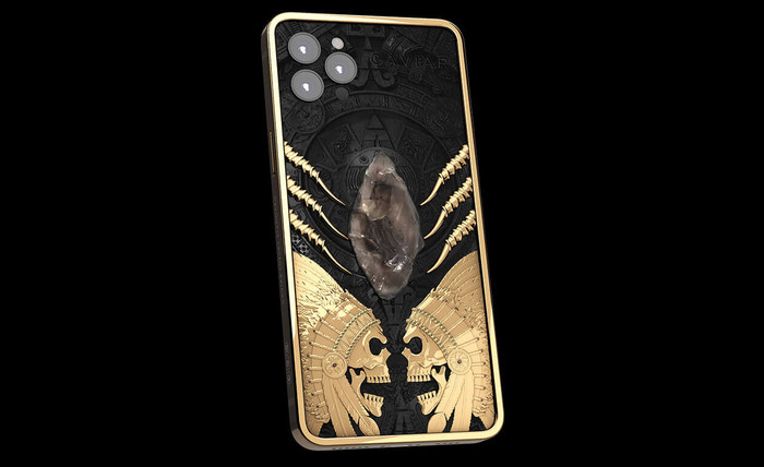iPhone 12 Pro Apocalypto có mặt lưng được làm từ titan và vàng nguyên chất 750. Nằm trung tâm của mặt lưng là đầu một mũi tên được làm từ Obsidian (hắc diện thạch) của người Toltec cổ đại (sống vào khoảng năm 500 sau Công nguyên), ở Teotihuacan ('Thành phố của các vị thần') 1500 năm trước.
