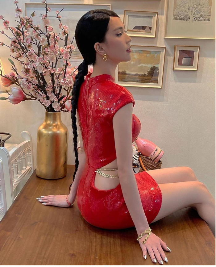 Ngọc Trinh chọn phong cách mặc đồ Tết khác hẳn so với  các sao nữ khác trong showbiz khi có phần gợi cảm hơn nhưng vô cùng đáng yêu