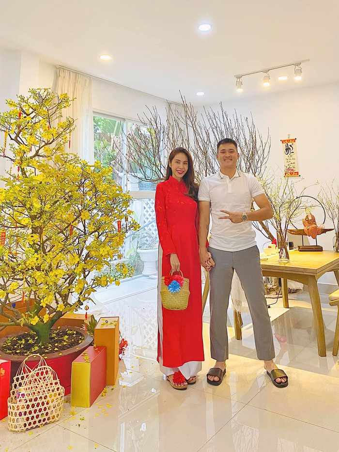 Cả hai vợ chồng Công Vinh & Thủy Tiên ăn mặc giản dị đi chúc Tết