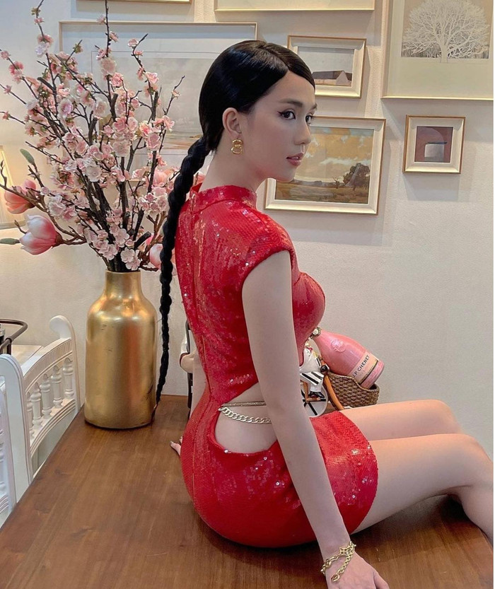 Dù ăn uống Tết linh đình nhưng ai cũng 'ngưỡng mộ' vòng eo nhỏ xíu của cô 