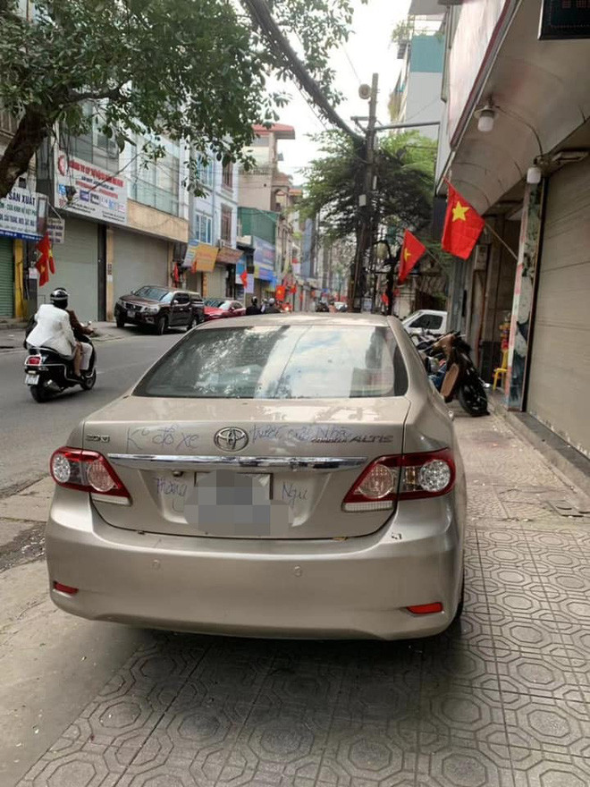 Chiếc xe đỗ không đúng chỗ bị ghi chữ lên khắp thân xe. 