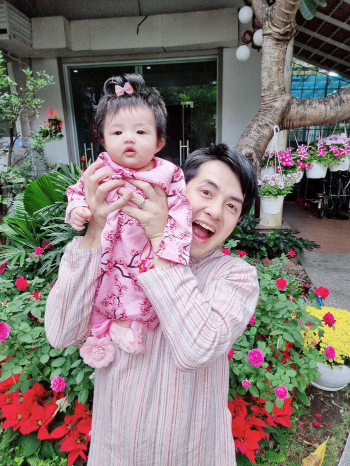 Cô bé còn được bố mẹ phối cho đôi giày bông hoa và kẹp tóc màu hồng chuẩn 'bánh bèo'