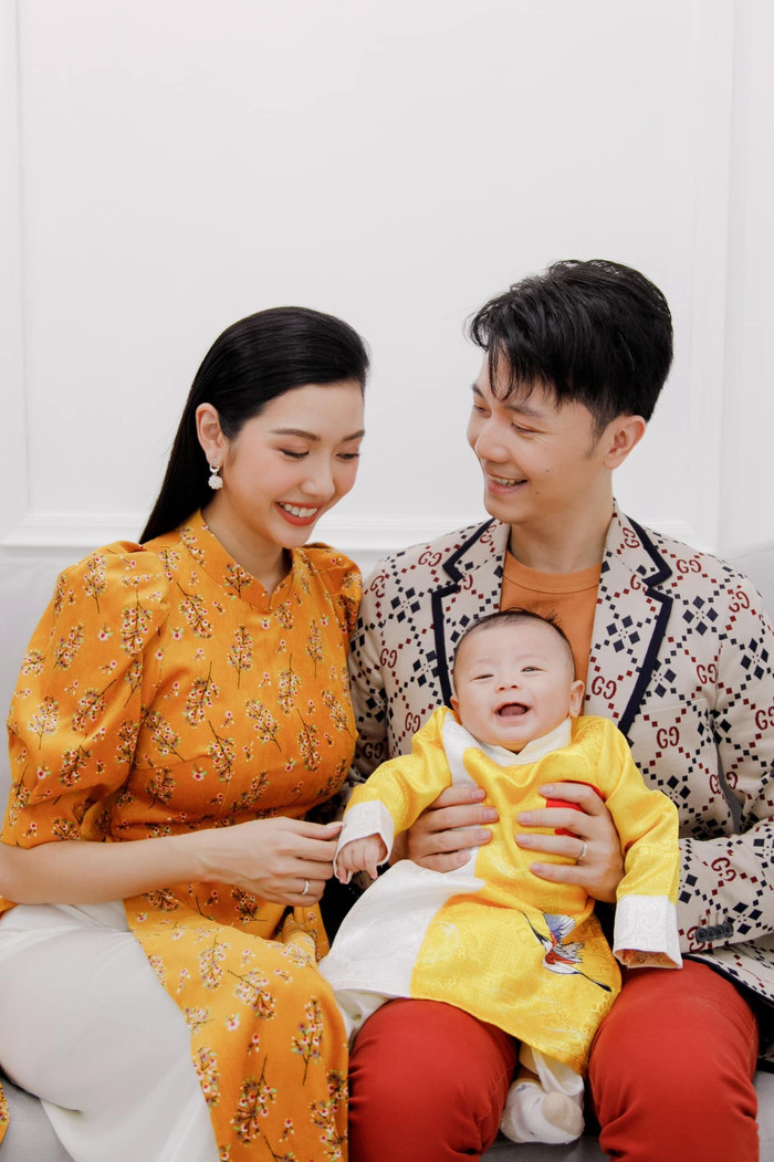 Cả Thúy Vân và con trai đều diện áo dài màu vàng rực rỡ 