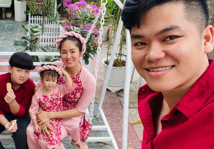 Trong khi ông xã Trung Kiên và con trai Cà Pháo cùng diện áo sơ mi đỏ thì Lê Phương và con gái bé Bông diện áo dài màu hồng và đội mấn vô cùng dễ thương