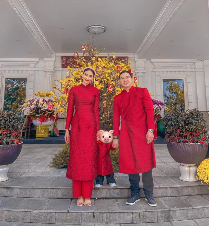 Siêu mẫu Lan Khuê cũng hào hứng khoe trên trang cá nhân hình ảnh cùng ông xã John Tuấn Nguyễn và con trai Connor mặc áo dài đỏ cùng chú thích: 'Cuối cùng cũng có lúc 3 đứa mặc đồ match với nhau'