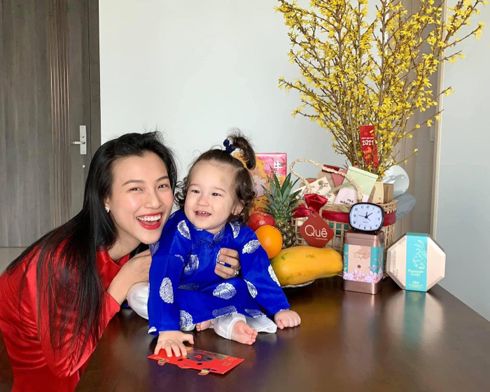  Dù đang ở Singapore không thể về Việt Nam đón Tết nhưng MC Hoàng Oanh vẫn cùng con trai cưng mặc áo dài trong ngày mùng 1 Tết