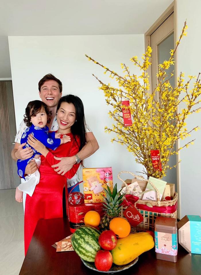 Đây cũng là cái Tết đầu tiên của Hoàng Oanh và chồng Tây bên bé Max