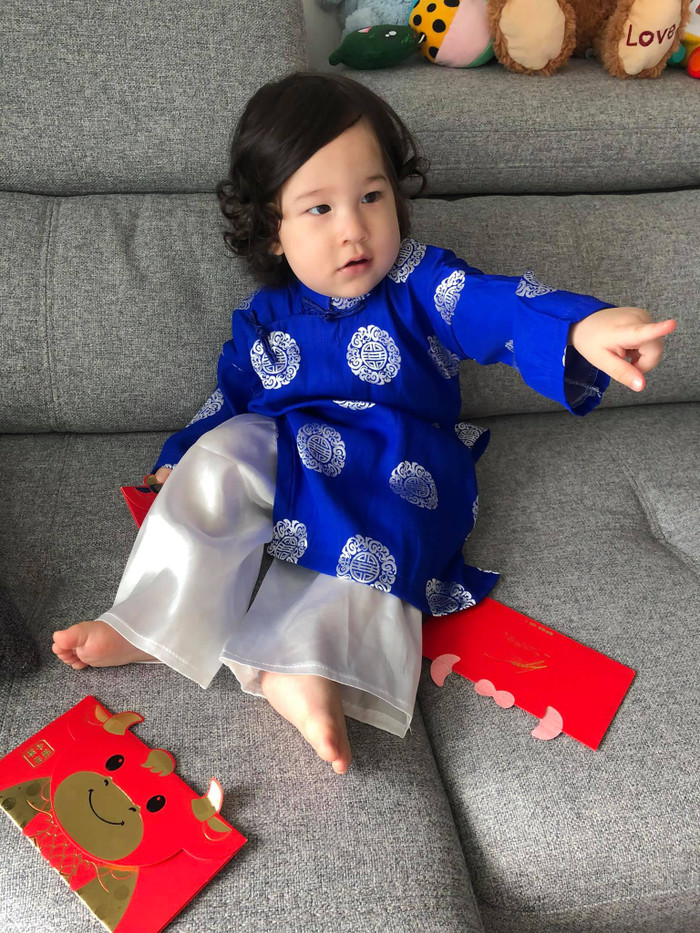 Tuy chỉ mới mấy tháng tuổi nhưng quý tử nhà Hoàng Oanh đã khiến nhiều người không khỏi xuýt xoa vì trông cậu bé ngày càng khôi ngô, tuấn tú