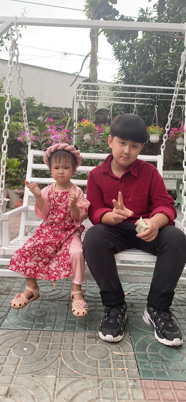 Biểu cảm của bé Bông khi chụp ảnh khiến dân mạng phải phì cười vì quá đỗi đáng yêu.