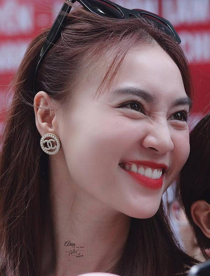 Ngọc nữ của màn ảnh Việt, dù sở hữu gương mặt xinh đẹp không góc chết, thế nhưng Lan Ngọc tự dìm hàng mình với nếp nhăn ở vùng khóe mắt khi cười. Tuy nhiên, cư dân mạng lại có phản ứng trái ngược, cho rằng cô nàng vẫn trẻ trung, xinh đẹp vô cùng và những điểm này không ảnh hưởng gì tới nhan sắc hiện tại.