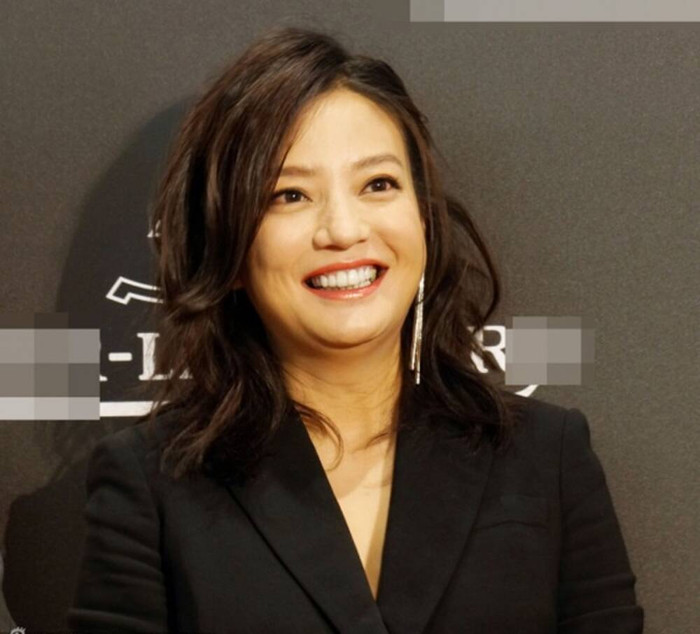 Vừa có nọng cằm, lại đầy những nếp nhăn trên mặt, thời gian không bỏ qua nàng Én Nhỏ như chúng ta vẫn tưởng.