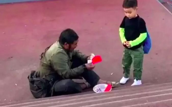 Cụ ông ăn xin nhặt nhạnh từng tờ tiền để lì xì cho cậu bé qua đường, hành động mẹ bé khiến ông bật khóc Ảnh 2