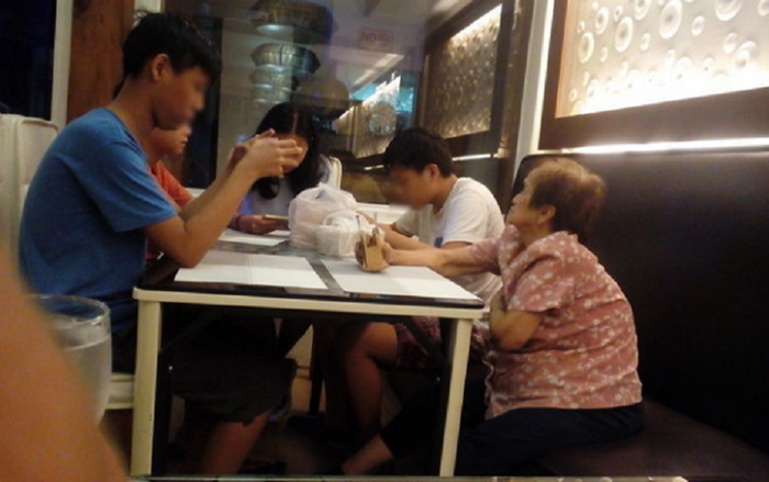 Bà dẫn các cháu đi ăn vào ngày cuối năm, hành động của mỗi đứa trẻ khiến ai cũng chua xót Ảnh 2