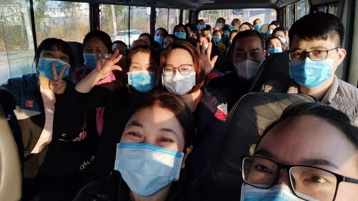 Bác sĩ Ngân (ngoài cùng bên trái) và các đồng nghiệp trên chuyến xe cứu thương đi ngắm phố phường trong dịp Tết.