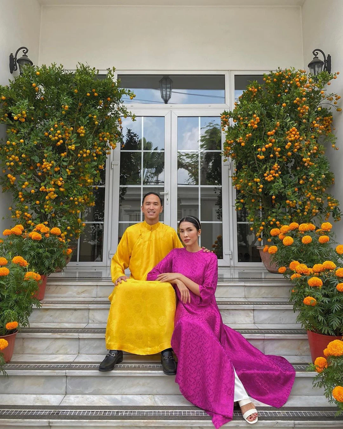 Khung cảnh chụp hình vẫn là căn biệt thự triệu đô mà vợ chồng cô đã sinh sống bấy lâu nay