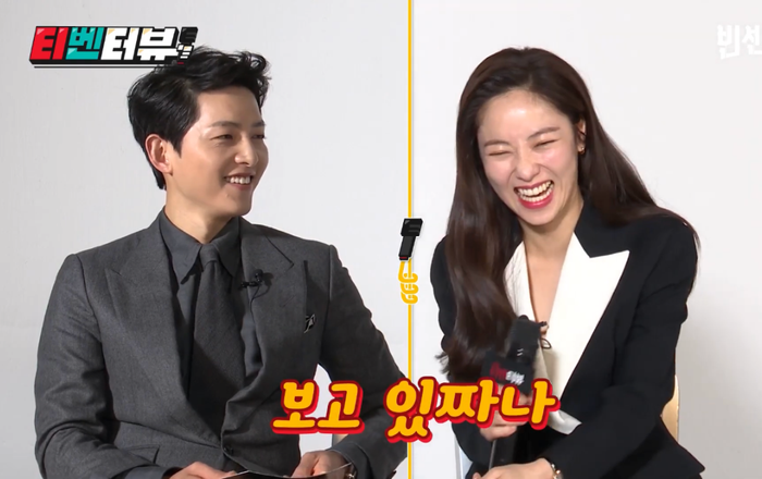 Song Joong Ki thích thú chọc ghẹo 'tình mới' Jeon Yeo Bin Ảnh 2