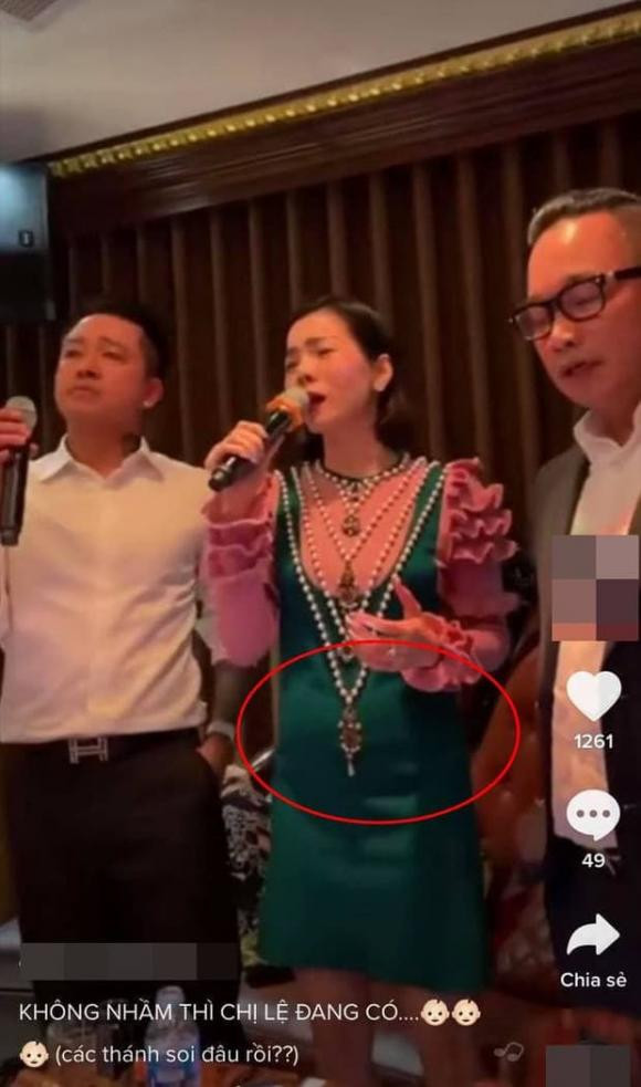 Có thể thấy nữ ca sĩ mặc chiếc váy rộng nhưng phần bụng nhô lên thấy rõ, ngoài ra cô còn có dấu hiệu tăng cân, gương mặt mũm mĩm