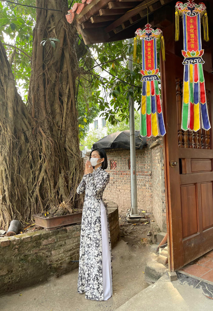 Vào ngày mùng 1 Tết vừa qua, Lệ Quyên đã chia sẻ hình ảnh mặc áo dài đi chùa, qua đó cho thấy vóc dáng của cô vô cùng gọn gàng&nbsp;