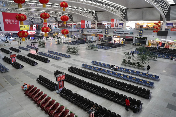 Một nhà ga vắng tanh khi chính phủ Trung Quốc kêu gọi 'người nào ở đâu, ở yên tại đó' để tránh dịch Covid-19.