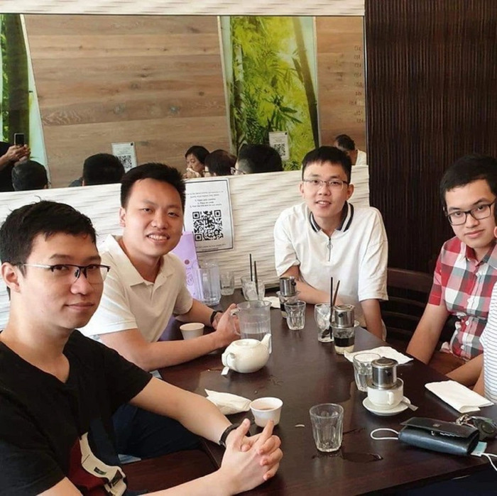 4 nhà vô địch Olympia ngồi cùng nhau trong dịp đầu xuân năm mới. Ảnh: Fanpage Đường Lên Đỉnh Olympia