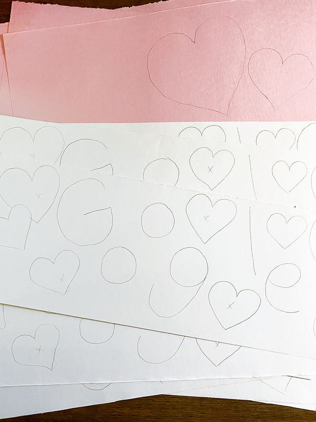 Công đoạn đầu tiên là phác hoạ biểu trưng trên một khổ giấy rộng. (Ảnh: Google)