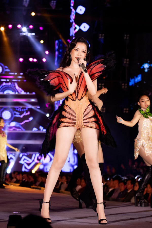 Vào năm ngoái, Chi Pu từng gây tranh cãi khi diện bộ váy cánh bướm lộ vùng nhạy cảm khi biểu diễn tại chương trình Hoa hậu Việt Nam 2020