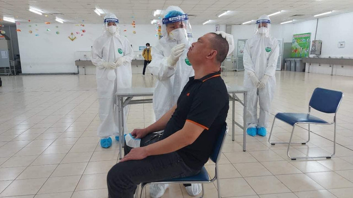  Công nhân Công ty Best Pacific đang được lấy mẫu xét nghiệm.