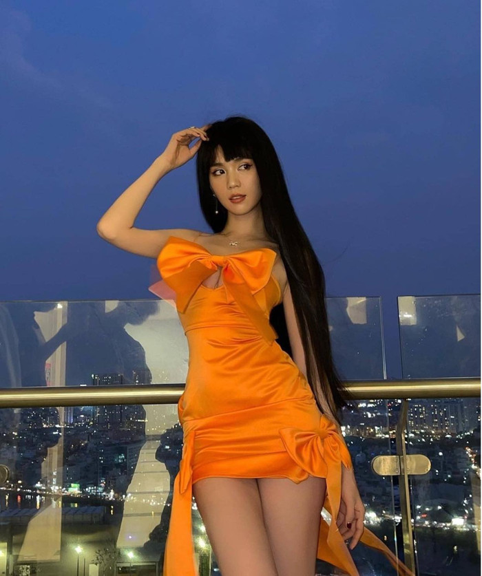 Dáng váy giúp tôn dáng Ngọc Trinh lại thêm kiểu tóc mái ngang cực kì ưa nhìn 