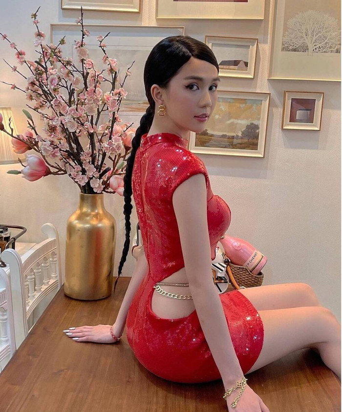 Mùng 1 thì cô nàng đi chúc Tết trong bộ váy sườn xám cách tân khoét eo gợi cảm