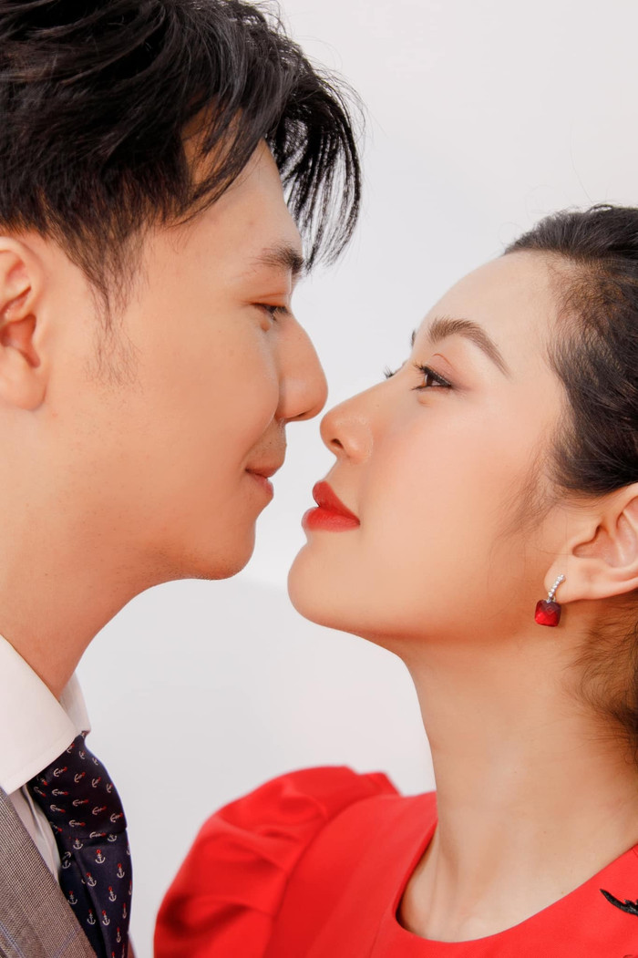 Á hậu Thúy Vân đăng tải khoảnh khắc ngọt ngào bên ông xã Nhật Vũ.