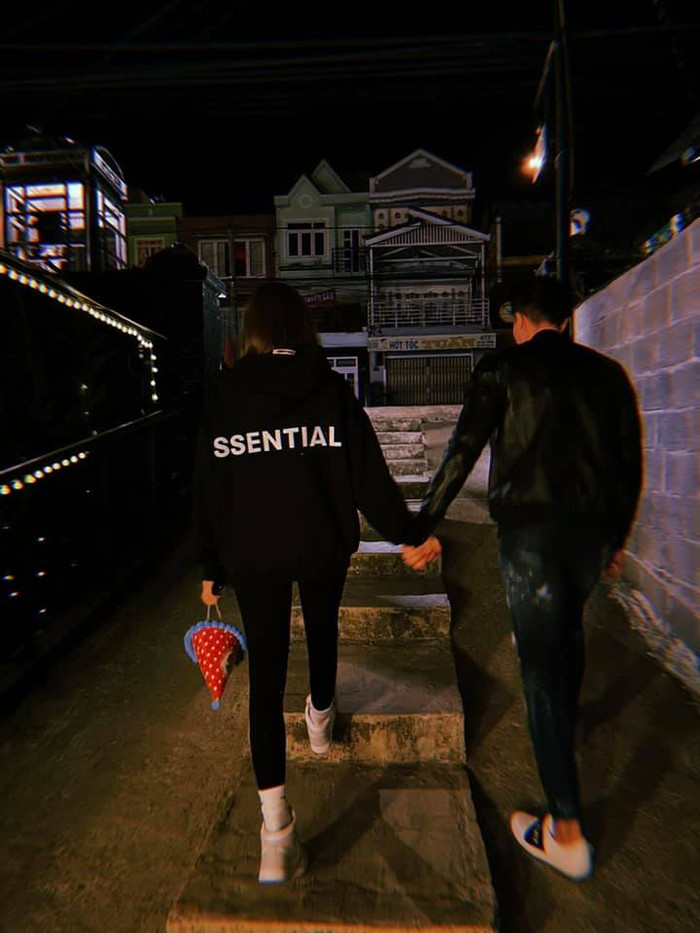 Vĩnh Thụy đăng tải hình ảnh nắm tay một cô gái kèm chia sẻ: 'Happy Vanlentine Cá Mặp'.