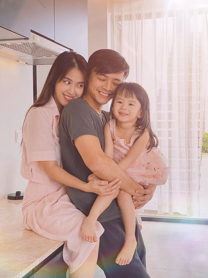 Gia đình Văn Anh - Tú Vi đón Valentine ấm áp bên cô con gái cưng.